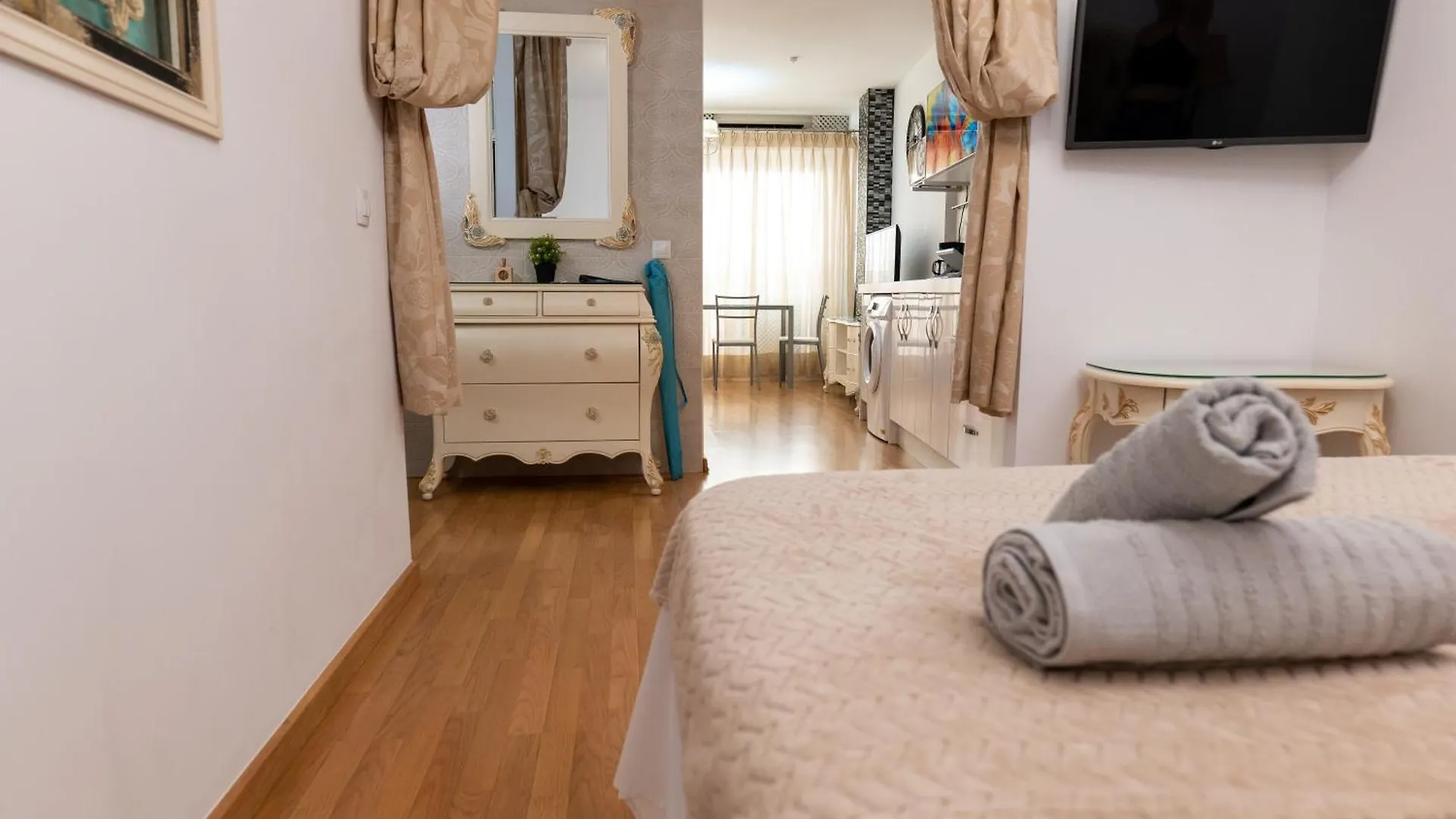 Apartamento Carreteria - Muro Medieval Apartment Malaga Spain